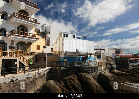 Die Inseln Teneriffa ist ein Ort für Touristen. Küste auf das Meer und die Hotels am Strand. Stockfoto