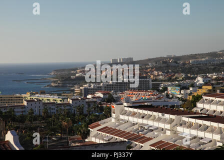 Die Inseln Teneriffa ist ein Ort für Touristen. Küste auf das Meer und die Hotels am Strand. Stockfoto