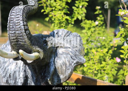 Outdoor Garten Statue eines Elefanten Stockfoto
