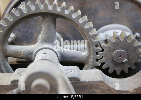 Nahaufnahme Foto von Metal Gear auf antiken landwirtschaftlichen Geräten Stockfoto