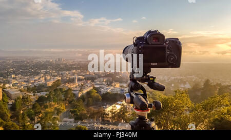 Berkeley, USA - 12. Juli 2018: Canon 5D Mark IV auf einem Manfrotto Stativ bei Grizzly Peak in Berkeley Hills in San Francisco cov nach Satz Stockfoto