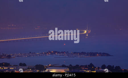 Blick auf San Francisco und die Bay Bridge bedeckt mit Nebel von Grizzly Peak in Berkeley Hills nach Sonnenuntergang Stockfoto
