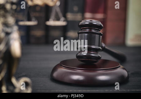 Recht und Gerechtigkeit, Rechtmäßigkeit Konzept, Richter Hammer und Lady Gerechtigkeit auf einem schwarzen Holz- Hintergrund. Stockfoto