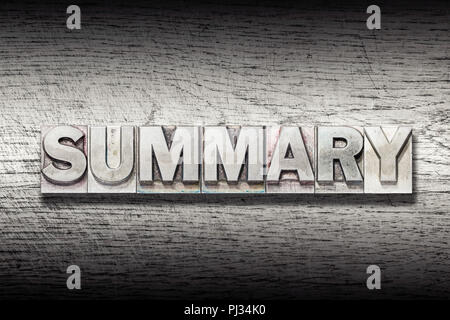 Zusammenfassung Wort von metallischen Buchdruck auf rauhen Holz- Textur gemacht Stockfoto