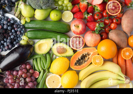 Das gesunde Essen, das Sortiment von Obst und Gemüse in Regenbogenfarben Hintergrund, Ansicht von oben, selektiver Fokus Stockfoto