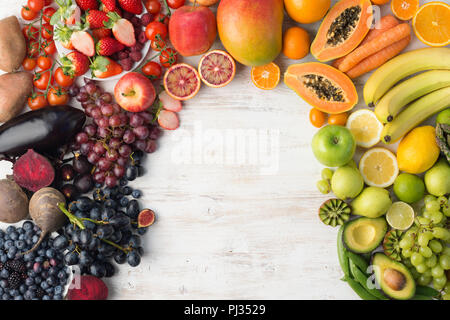 Gesundes Essen, Obst und vegetablesrainbow an der aus weißer Tisch, kopieren Platz für Text, Ansicht von oben, selektiver Fokus Stockfoto