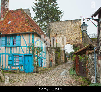 Alte Straße im mittelalterlichen Dorf. Noyon ist eine französische Gemeinde im Département Oise in Frankreich. Stockfoto