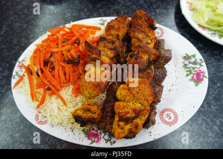 Afghanische essen Reis Pilaw, gegrilltes Lamm und Huhn kebab Stockfoto