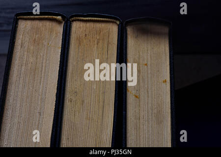 Stapel alte staubige Bücher von oben gesehen Stockfoto