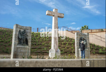 Badajoz, Spanien - 25. Mai, 2018: die Besucher der vier Evangelisten sculptorical Gruppe. Von Bildhauer Juan de Ávalos Stockfoto