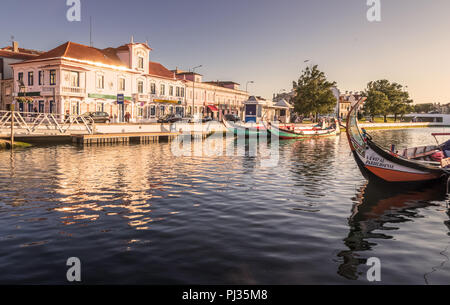 Den zentralen Kanal in Aveiro, Portugal, mit einigen traditionellen Boote, wie Moliceiros und die alten Häuser der Hintergrund bekannt. Stockfoto