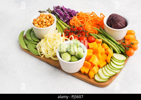 Farbenfrohe Gemüse, Zutaten für Buddha Schüssel, Möhren, Zucchini, Kohl, Kichererbsen, Gurken und Tomaten, Blumenkohl und Brokkoli auf Th Stockfoto