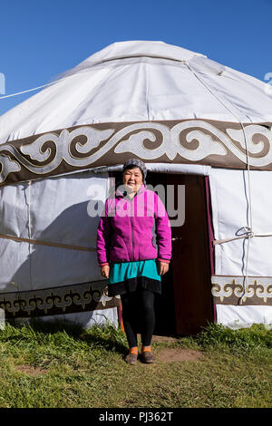 Altyn-Arashan, Kirgisistan, 14. August 2018: Eine hübsche Kirgisischen steht vor einer Jurte im Tal des Altyn-Arashan in Kirgisistan Stockfoto