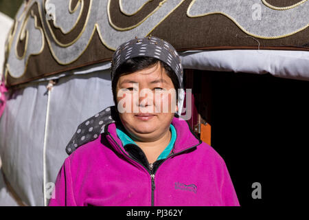 Altyn-Arashan, Kirgisistan, 14. August 2018: Eine hübsche Kirgisischen steht vor einer Jurte im Tal des Altyn-Arashan in Kirgisistan Stockfoto