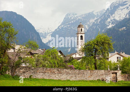 Altes Dorf und Kirche in alpiner Landschaft. Soglio, Schweiz Stockfoto