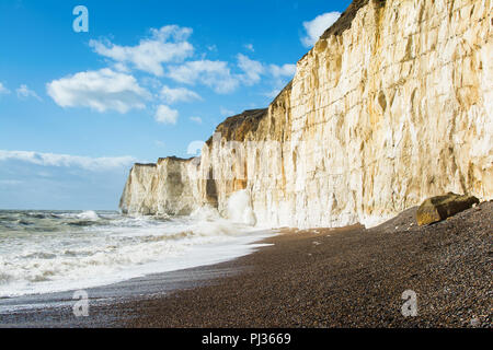 Kreidefelsen zwischen Seaford und Newhaven, in der Nähe der Tide Mills, East Sussex, enlgand in einer Flut, selektiver Fokus Stockfoto