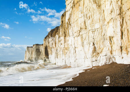 Blick auf die Kreidefelsen zwischen Seaford und Newhaven, in der Nähe der Tide Mills, East Sussex, enlgand in einer Flut, selektiver Fokus Stockfoto