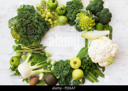 Oben auf grünem Gemüse und Obst in einem Kreis Rahmen angeordnet, kopieren Platz für Text in der Mitte, selektiver Fokus Stockfoto
