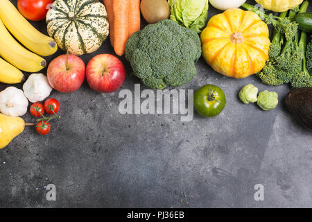 Tabelle Blick von oben auf die verschiedenen rainbow Gemüse und Früchte auf dem hellgrauen Hintergrund, kopieren Platz für Text unten, selektiven Fokus Stockfoto