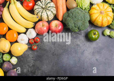 Oben Blick auf unterschiedliche rainbow Gemüse und Früchte auf dem hellgrauen Hintergrund, kopieren Platz für Text unten, selektiven Fokus Stockfoto