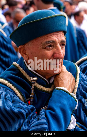 Eine lokale Musiker gekleidet in mittelalterlichen Kostüm wartet auf die Zuordnung der Pferde Zeremonie in der Piazza Del Campo, Palio Di Siena, Italien zu beginnen. Stockfoto