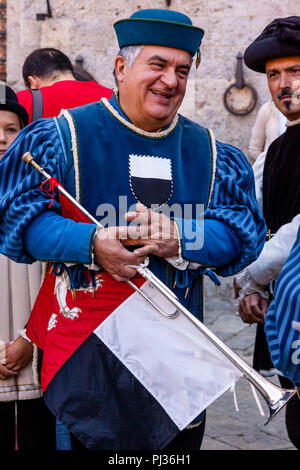 Eine lokale Musiker gekleidet in mittelalterlichen Kostüm wartet auf die Zuordnung der Pferde Zeremonie in der Piazza Del Campo, Palio di Siena, Siena zu beginnen, Stockfoto