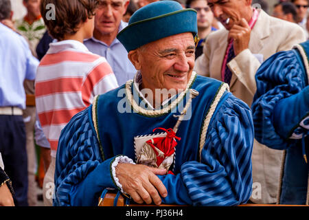Eine lokale Musiker gekleidet in mittelalterlichen Kostüm wartet auf die Zuordnung der Pferde Zeremonie in der Piazza Del Campo, Palio Di Siena, Italien zu beginnen. Stockfoto