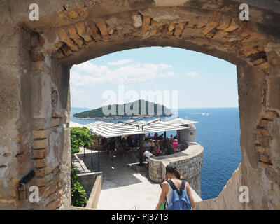 Dubrovnik, Kroatien - Juli 05, 2018: Auf der Insel Lokrum aus der Altstadt von Dubrovnik, Kroatien Fenster Stockfoto