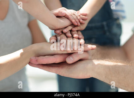 Bis zu schließen. Familie Hände zusammen gefaltet Stockfoto