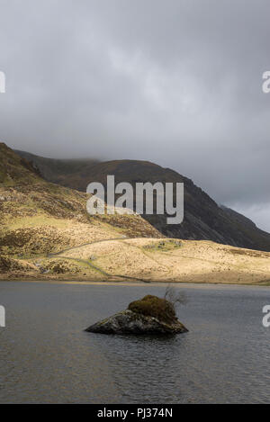 Schöne Berglandschaft rund um Llyn Idwal im Cwm Idwal Nature Reserve, Snowdonia National Park, North Wales. Stockfoto