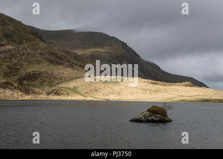 Schöne Berglandschaft rund um Llyn Idwal im Cwm Idwal Nature Reserve, Snowdonia National Park, North Wales. Stockfoto