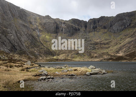 Schöne Berglandschaft rund um Llyn Idwal im Cwm Idwal Nature Reserve, Snowdonia National Park, North Wales. Stockfoto