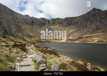 Steinigen Weg bis zu Küche bei Cwm Idwal Naturschutzgebiet der Teufel' im Snowdonia National Park, North Wales. Stockfoto