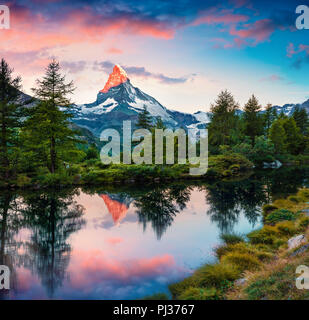Farbenfrohe Sommer Sonnenaufgang auf der Grindjisee See. Reflexion der Matterhorn Gipfel der watter Oberfläche. Schweiz, Europa. Stockfoto