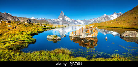 Farbenfrohe Sommer Panorama der Stellisee See. Reflexion der Matterhorn Gipfel der watter Oberfläche. Schweiz, Europa. Stockfoto