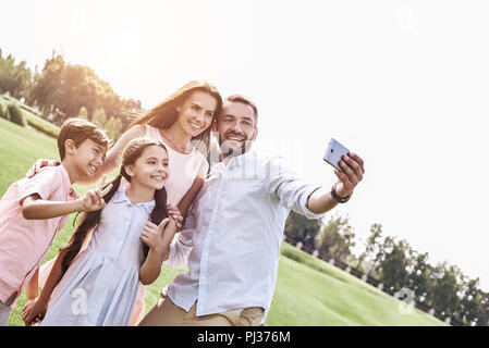Schöne Erinnerungen. Familie von vier unter selfie Foto auf smartp Stockfoto