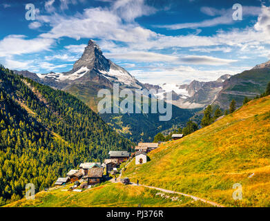 Sonnigen Sommermorgen in Zermatt mit Matterhorn (Monte Cervino, Mont Cervin) Peak im Hintergrund. Schöne outdoor Szene in den Schweizer Alpen, Wallis Stockfoto