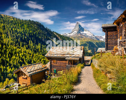 Sonnigen Sommermorgen in Zermatt mit Matterhorn (Monte Cervino, Mont Cervin) Peak im Hintergrund. Kanton Wallis, Schweiz, Europa. Stockfoto