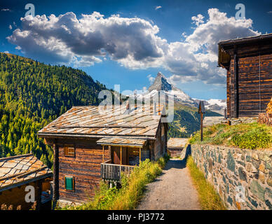 Sonnigen Sommermorgen in Zermatt mit Matterhorn (Monte Cervino, Mont Cervin) Peak im Hintergrund. Kanton Wallis, Schweiz, Europa. Stockfoto