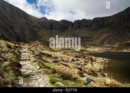 Steinigen Weg bis zu Küche bei Cwm Idwal Naturschutzgebiet der Teufel' im Snowdonia National Park, North Wales. Stockfoto