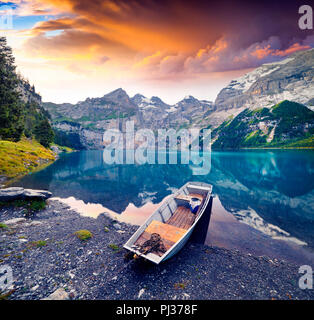 Bunte Sommermorgen auf einzigartigen See - Oeschinensee (Oeschinensee), UNESCO-Weltkulturerbe. Schweiz, Europa. Stockfoto