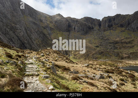 Steinigen Weg bis zu Küche bei Cwm Idwal Naturschutzgebiet der Teufel' im Snowdonia National Park, North Wales. Stockfoto