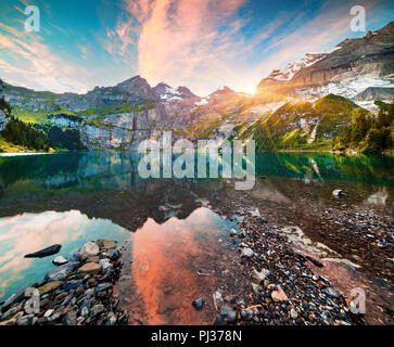 Bunte Sommermorgen auf einzigartigen See - Oeschinensee (Oeschinensee), UNESCO-Weltkulturerbe. Schweiz, Europa. Stockfoto