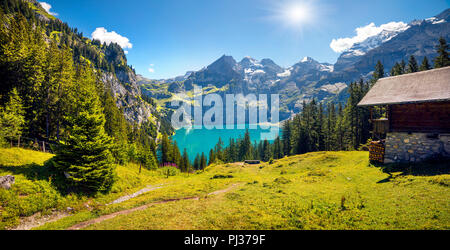 Bunte Sommermorgen auf einzigartigen See - Oeschinensee (Oeschinensee), UNESCO-Weltkulturerbe. Schweiz, Europa Stockfoto
