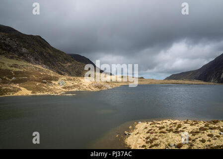 Schöne Berglandschaft rund um Llyn Idwal im Cwm Idwal Nature Reserve, Snowdonia National Park, North Wales. Stockfoto