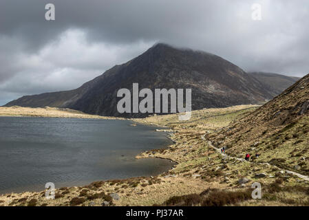 Schöne Berglandschaft rund um Llyn Idwal im Cwm Idwal Nature Reserve, Snowdonia National Park, North Wales. Stockfoto