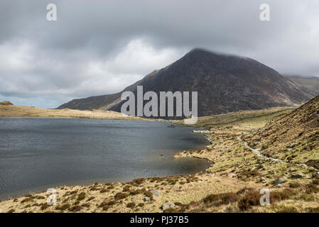 Schöne Berglandschaft rund um Llyn Idwal im Cwm Idwal Nature Reserve, Snowdonia National Park, North Wales. Stockfoto