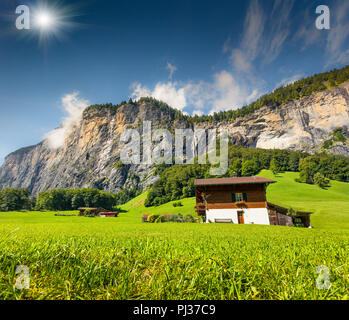 Farbenfrohe Sommer Blick von Lauterbrunnen Dorf. Schöne outdoor Szene in den Schweizer Alpen, Berner Oberland im Kanton Bern, Schweiz, Europa. Stockfoto