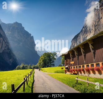 Farbenfrohe Sommer Blick von Lauterbrunnen Dorf. Schöne outdoor Szene in den Schweizer Alpen, Berner Oberland im Kanton Bern, Schweiz, Europa. Stockfoto