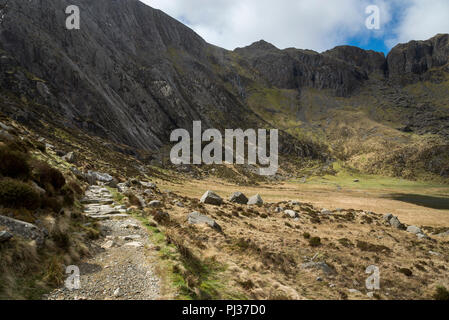 Steinigen Weg bis zu Küche bei Cwm Idwal Naturschutzgebiet der Teufel' im Snowdonia National Park, North Wales. Stockfoto